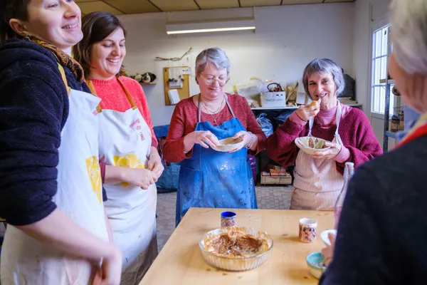 Décorez votre pièce en céramique autour d'un goûter ou d'un apéro avec Hanna et Alice - Image n°3 - Wecandoo