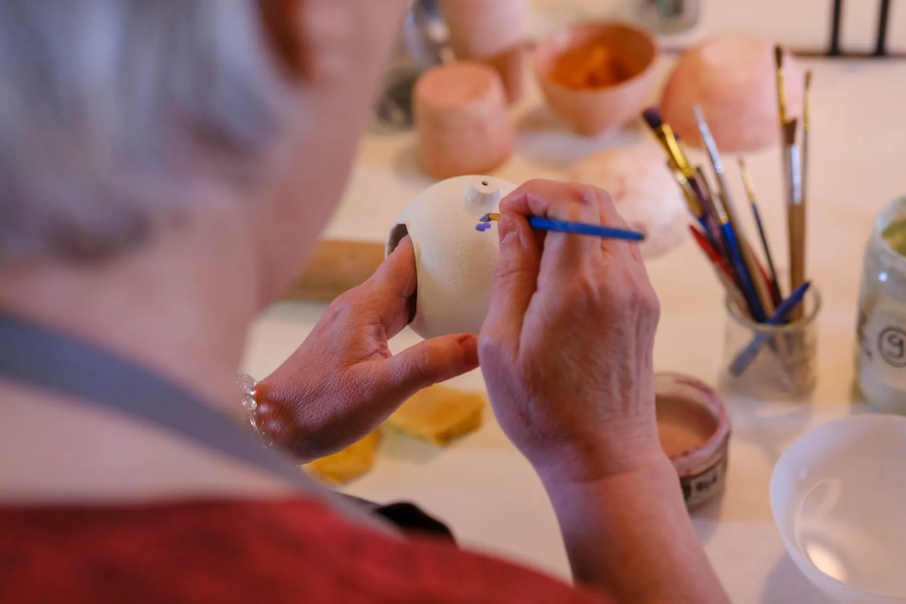 Décorez votre pièce en céramique autour d'un goûter ou d'un apéro avec Hanna et Alice - Image n°2 - Wecandoo