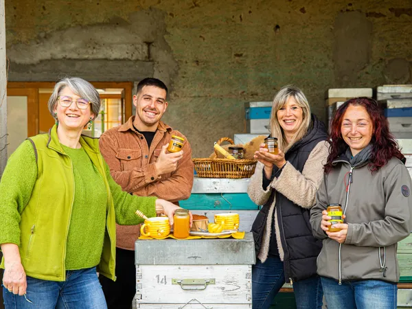 Découvrez le monde des abeilles et le métier d'apicultrice avec Marie-Ange - Image n°4 - Wecandoo