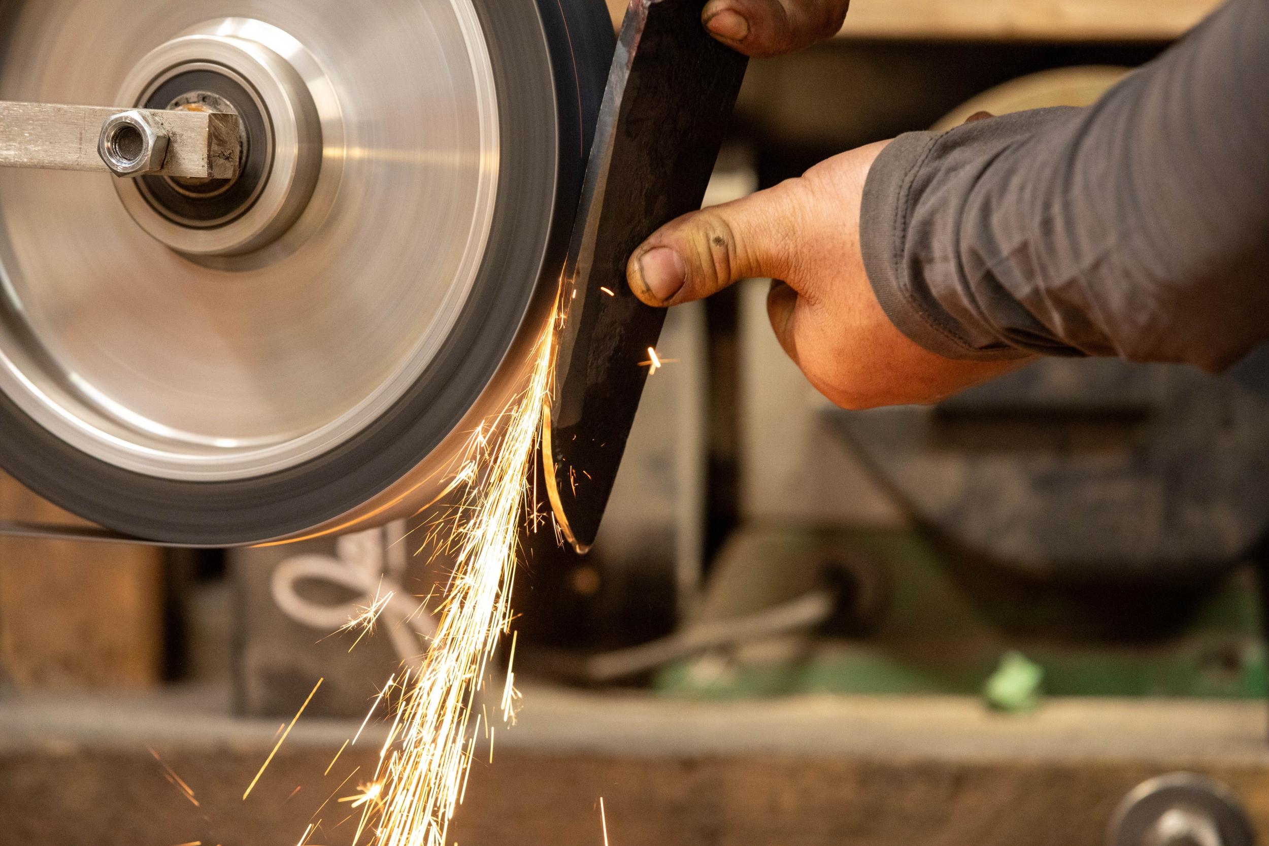 Forgez votre couteau droit ou pliant sur une journée