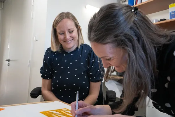 Réalisez vos boucles d'oreilles en argent avec Marie - Image n°2 - Wecandoo