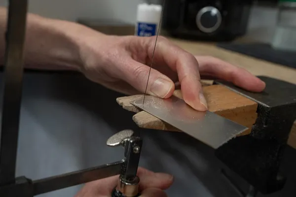 Réalisez vos boucles d'oreilles en argent avec Marie - Image n°4 - Wecandoo