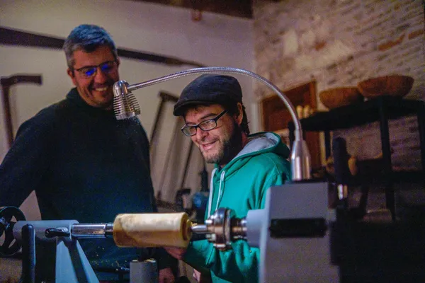 Fabriquez deux objets au tour à bois avec Fabien - Image n°2 - Wecandoo