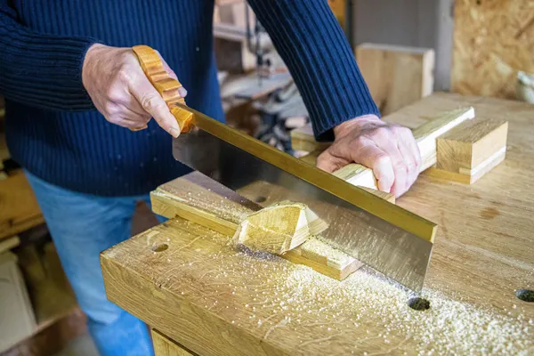 Sculptez votre tabouret à la plane sur trois jours avec Yannick - Image n°3 - Wecandoo
