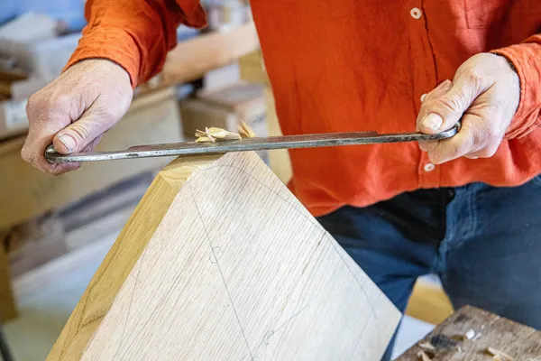 Sculptez votre tabouret à la plane sur trois jours avec Yannick - Image n°2 - Wecandoo