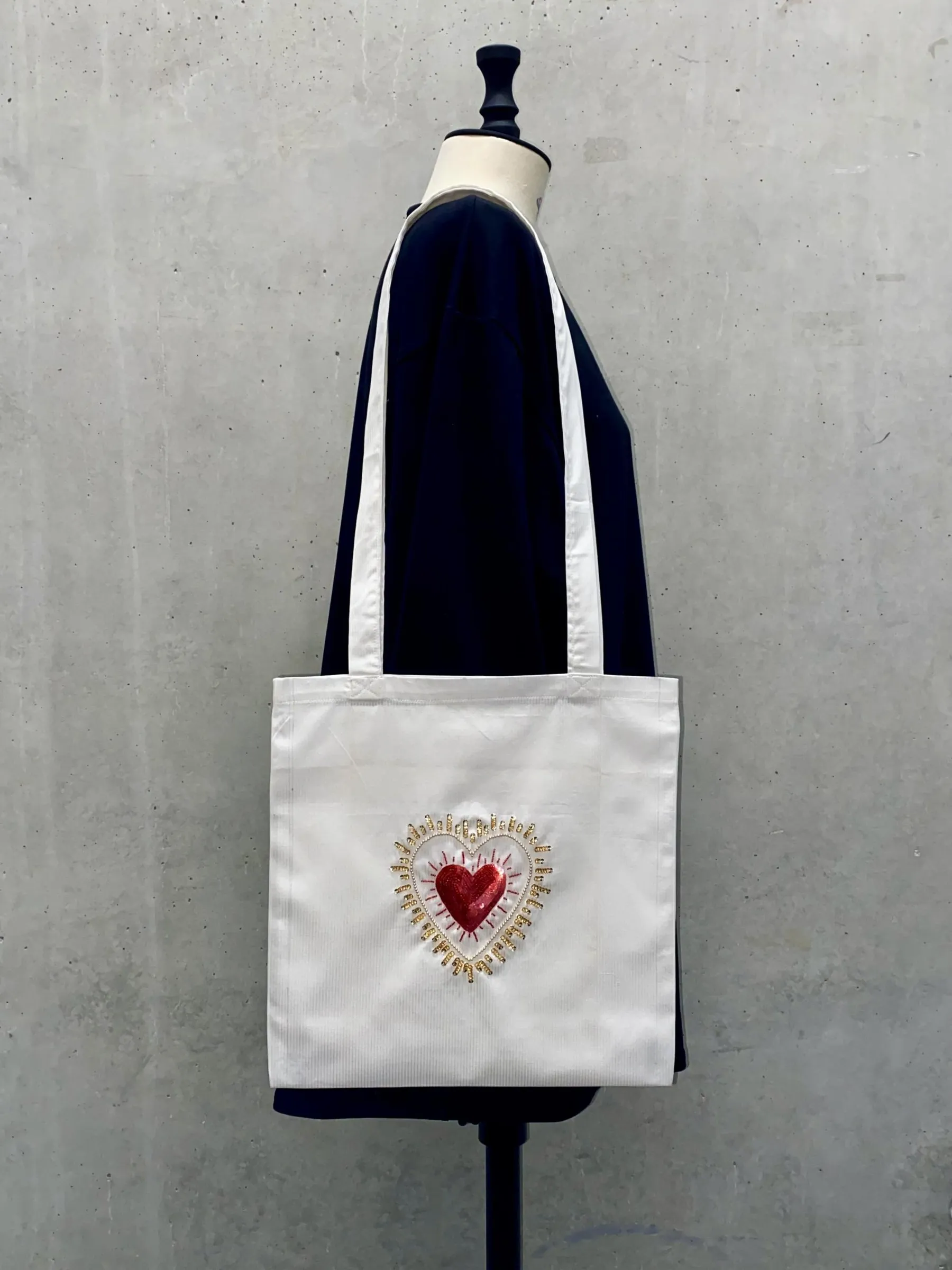 Apprenez la technique de broderie perlée (au crochet de Lunéville) et créez l’objet de votre choix - Image n°2 - Wecandoo