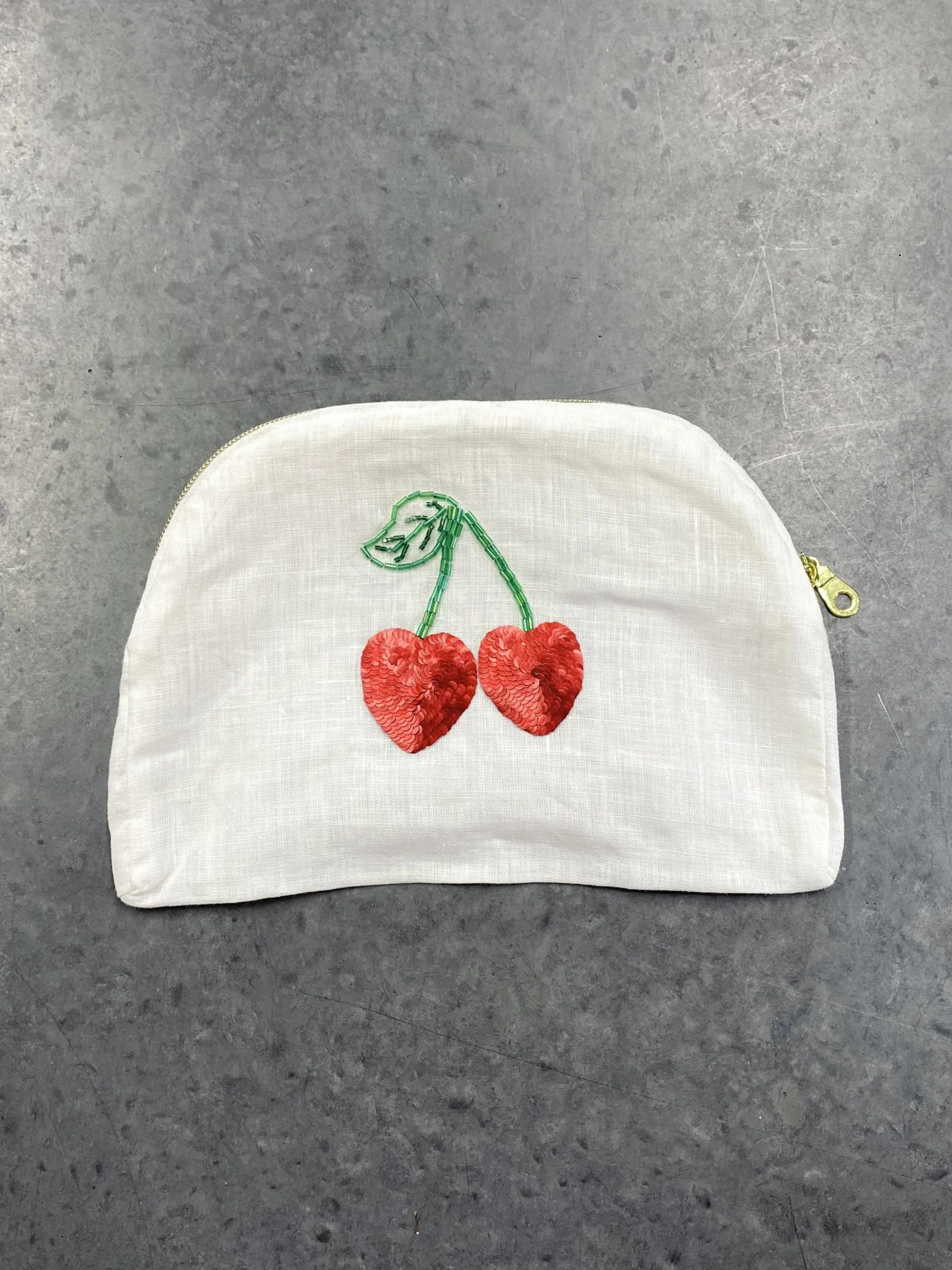 Apprenez la technique de broderie perlée (au crochet de Lunéville) et créez l’objet de votre choix - Image n°1 - Wecandoo