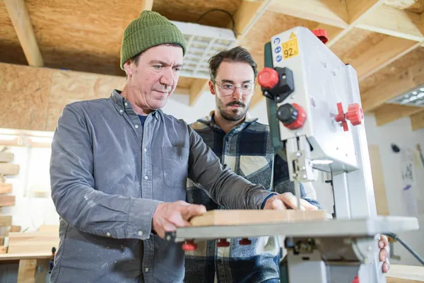 Réalisez votre miroir en bois avec Romain et Justine - Image n°1 - Wecandoo