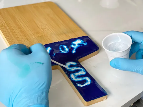 Initiez-vous au travail de la résine et réalisez votre planche apéro ou vos dessous de verre - Image n°3 - Wecandoo