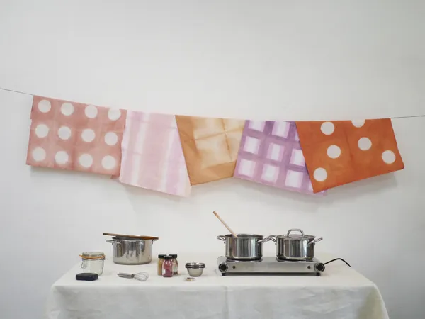 Créez votre foulard en teinture végétale avec Margot - Image n°2 - Wecandoo