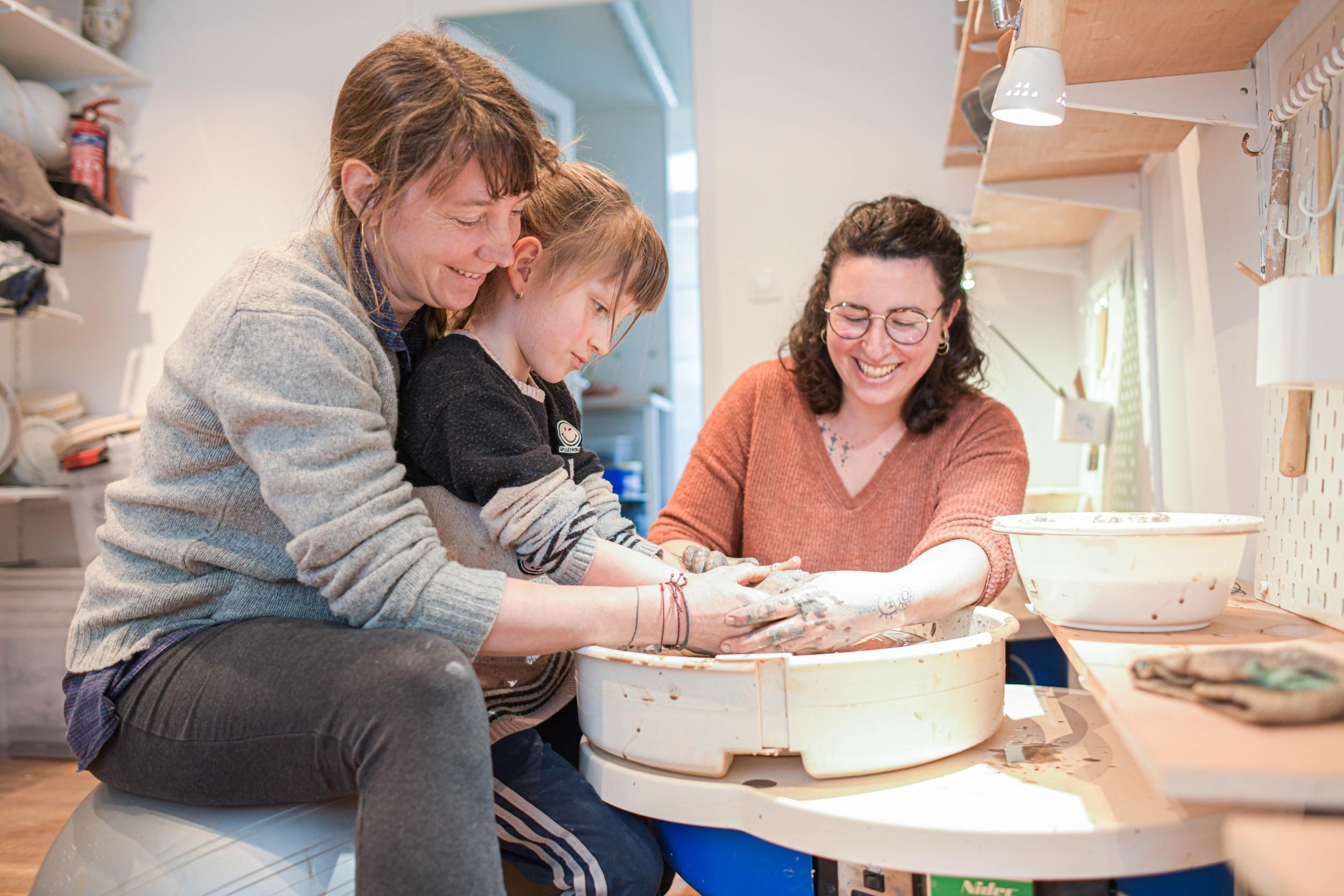 Wecandoo - Initiez-vous au tour et au modelage en duo avec votre enfant accompagnés par Anne - Image n°3