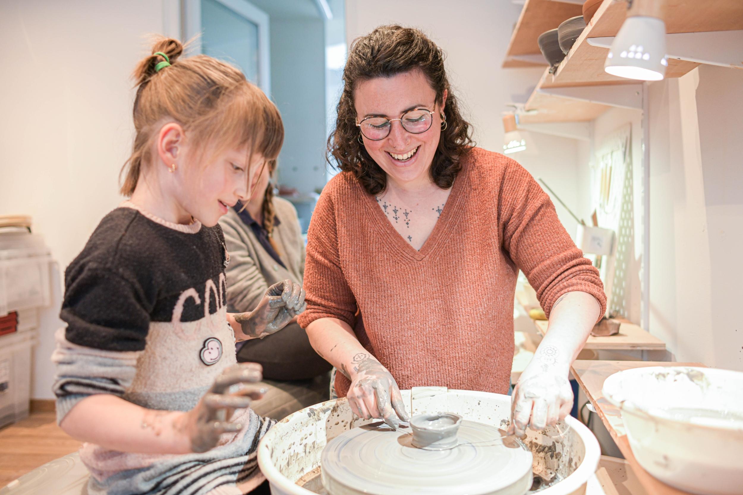 Découvrez le tour et le modelage avec votre enfant