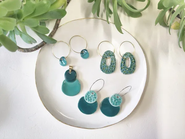 Fabriquez votre parure de bijoux en céramique avec Laura et son équipe - Image n°4 - Wecandoo