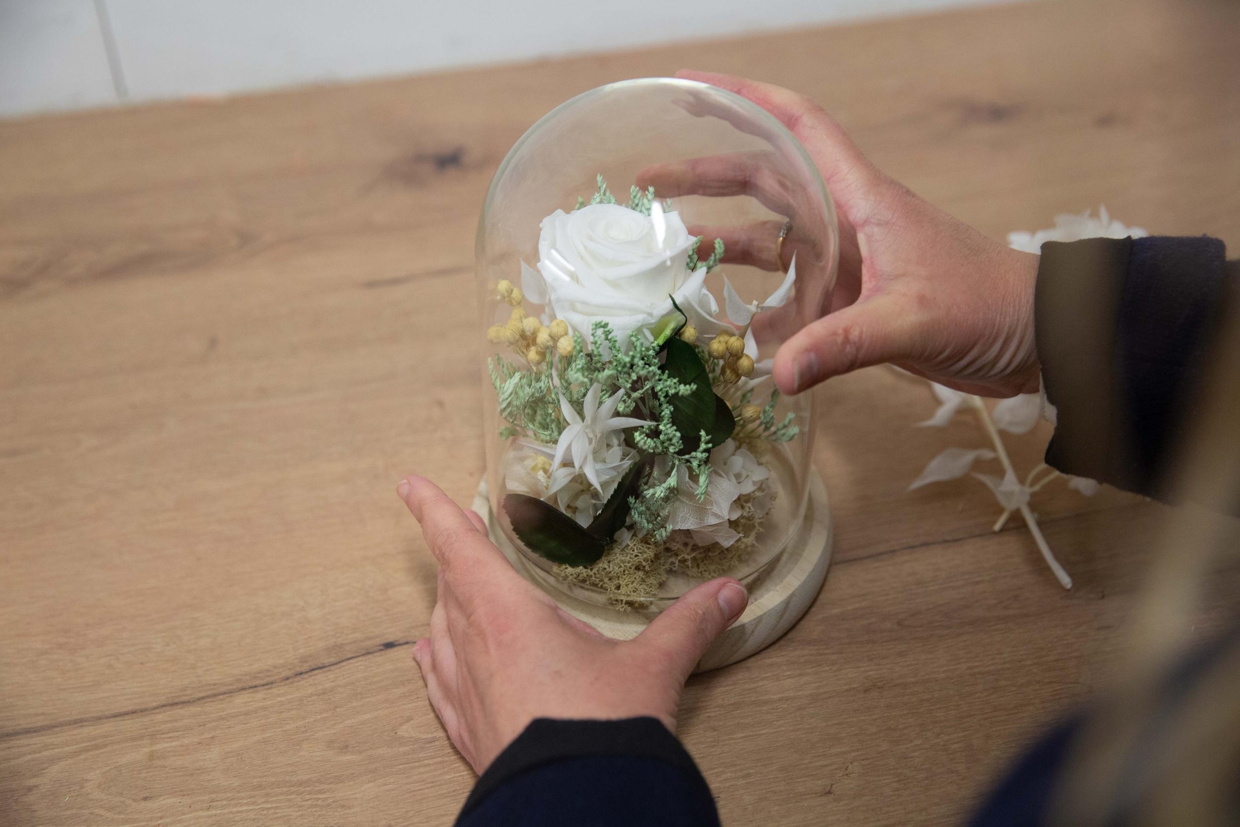 Réalisez votre cloche en fleurs séchées