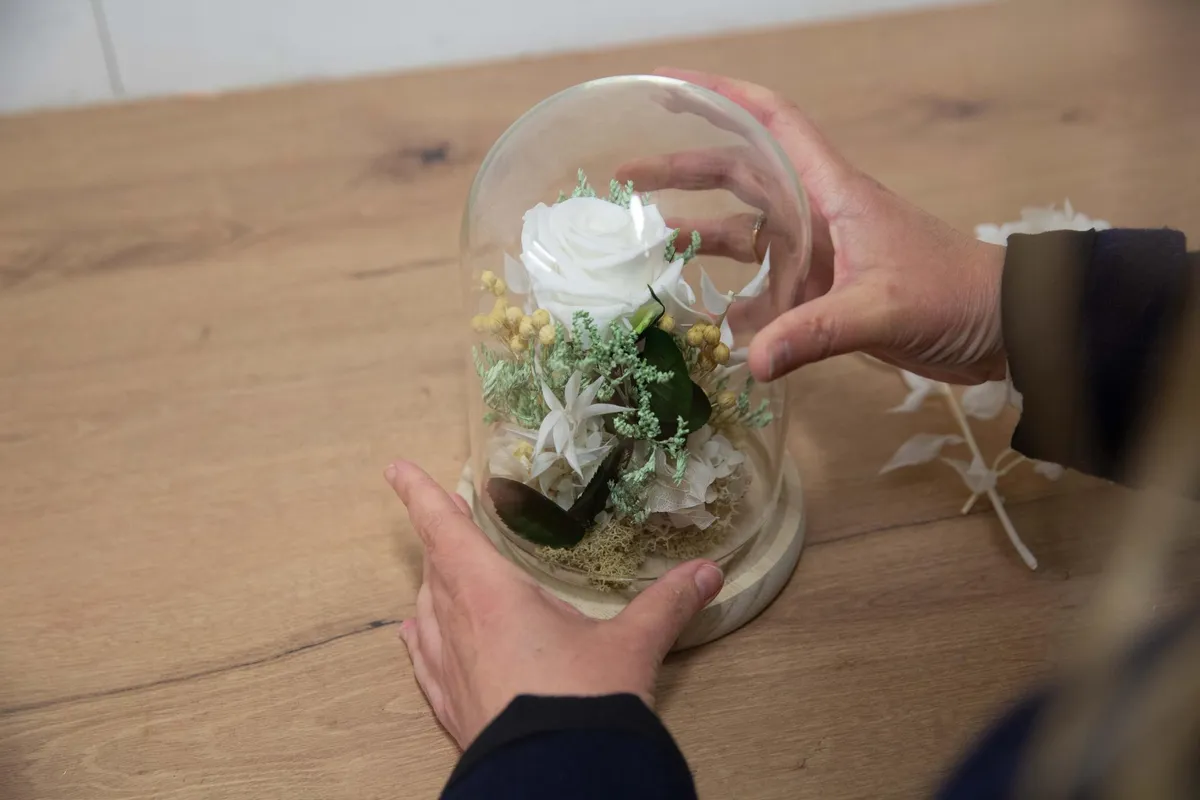 Réalisez votre cloche en fleurs séchées