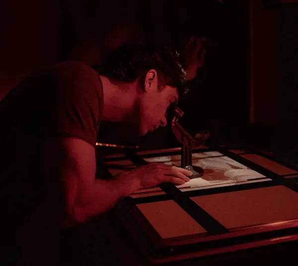 Apprenez à tirer vos photos argentiques en chambre noire avec Hervé - Image n°2 - Wecandoo