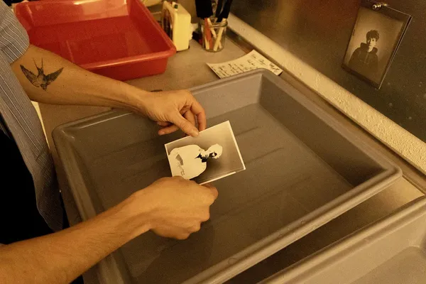 Apprenez à tirer vos photos argentiques en chambre noire avec Hervé - Image n°3 - Wecandoo