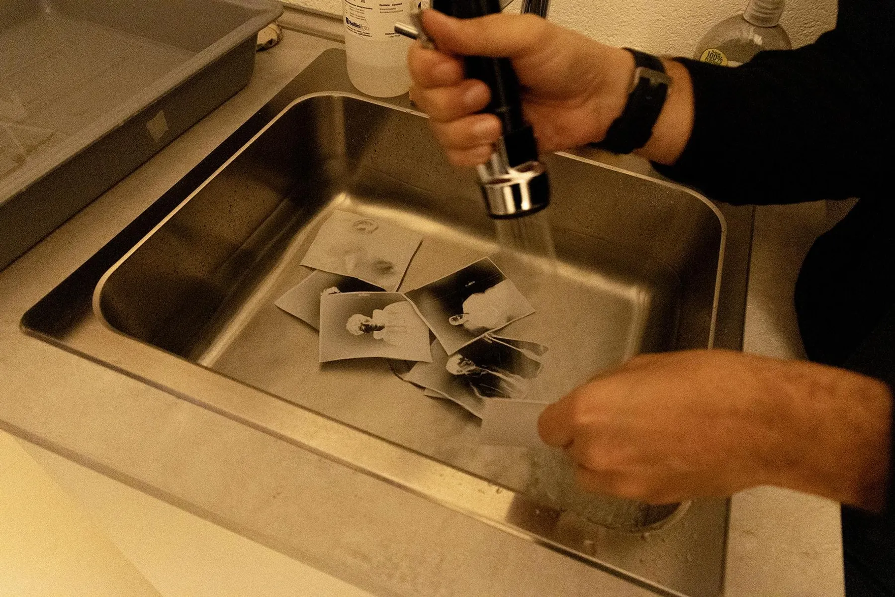 Apprenez à tirer vos photos argentiques en chambre noire avec Hervé - Image n°4 - Wecandoo