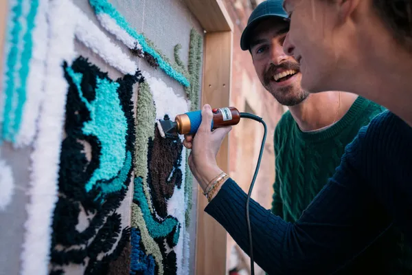 Rassemblez votre équipe et créez votre tapis collectif en tufting avec Manon - Image n°1 - Wecandoo