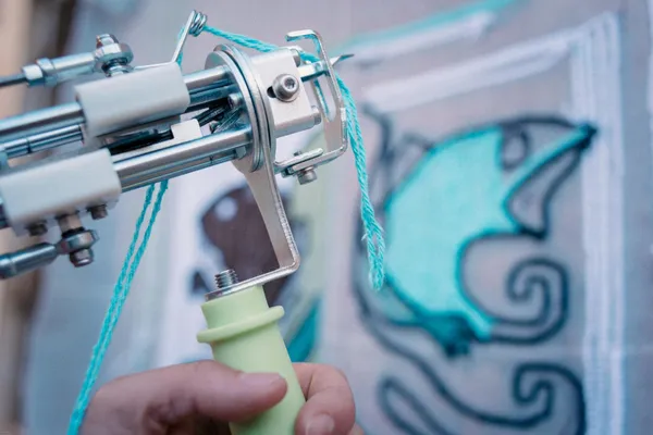 Rassemblez votre équipe et créez votre tapis collectif en tufting avec Manon - Image n°3 - Wecandoo