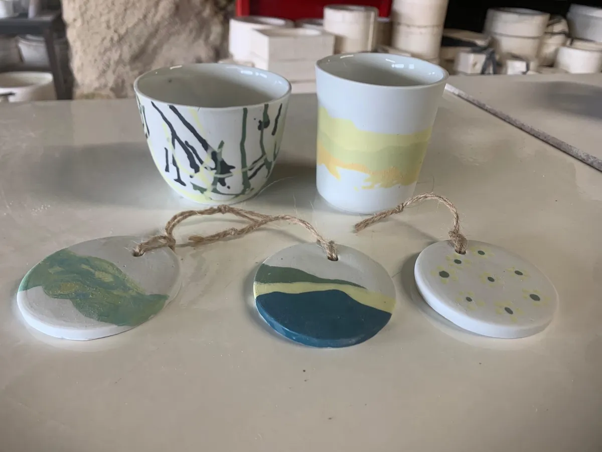 Coulez vos deux pièces en porcelaine colorée