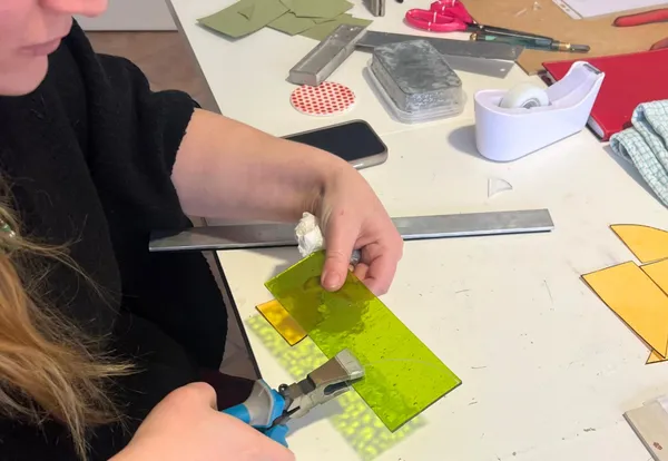 Créez votre cactus en vitrail Tiffany avec Barbara - Afbeelding nr. 1 - Wecandoo