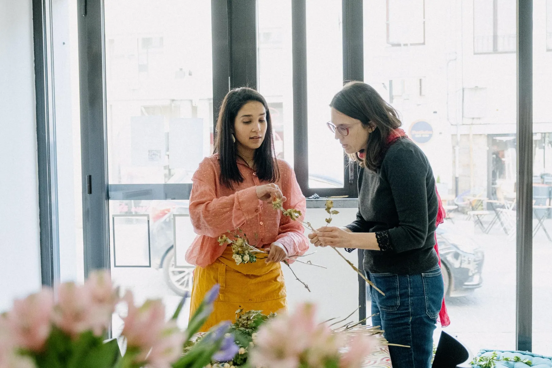 Réalisez votre couronne de fleurs séchées de saison avec Evelyne - Image n°4 - Wecandoo