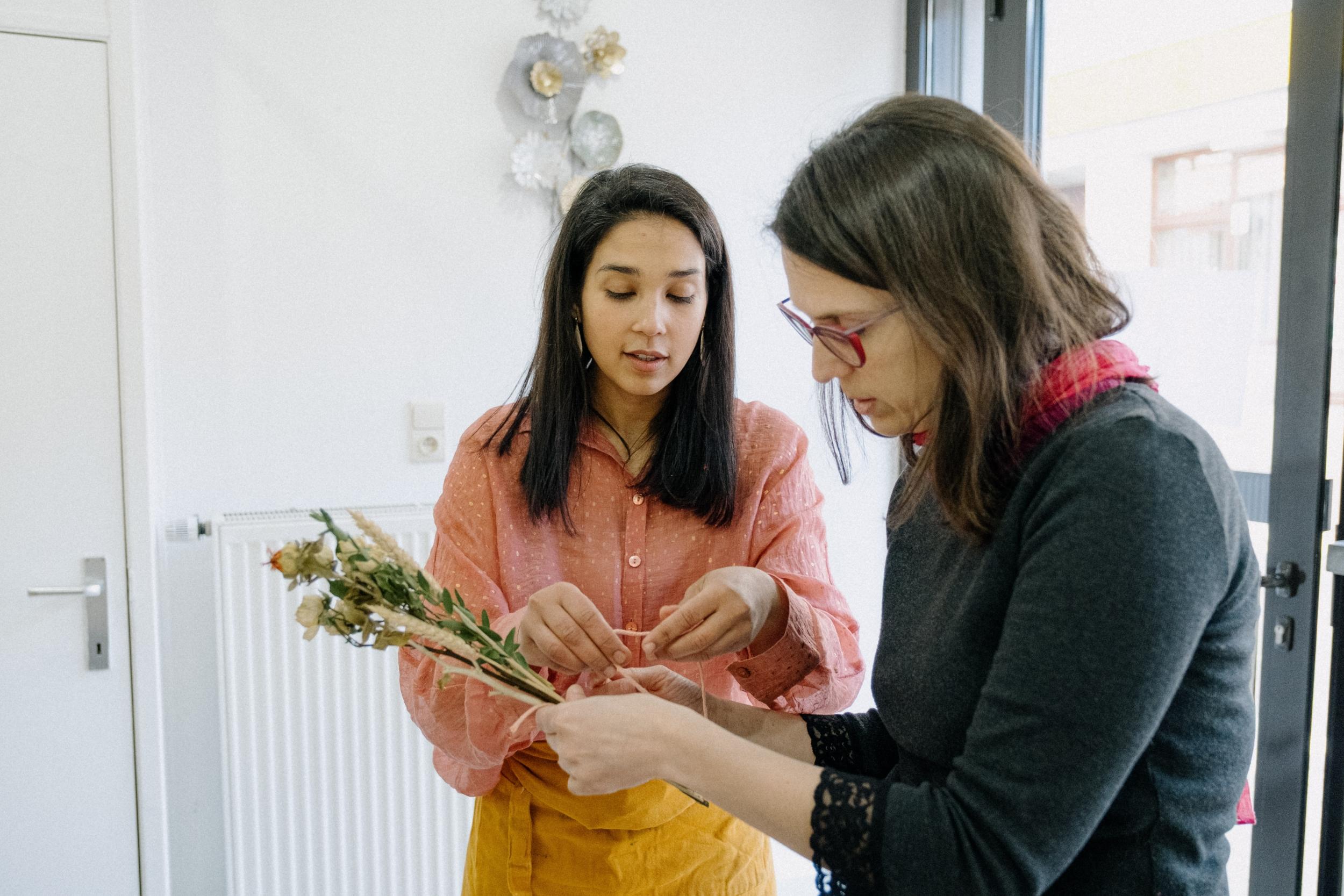 Wecandoo - Réalisez votre couronne de fleurs séchées de saison avec Evelyne - Image n°7
