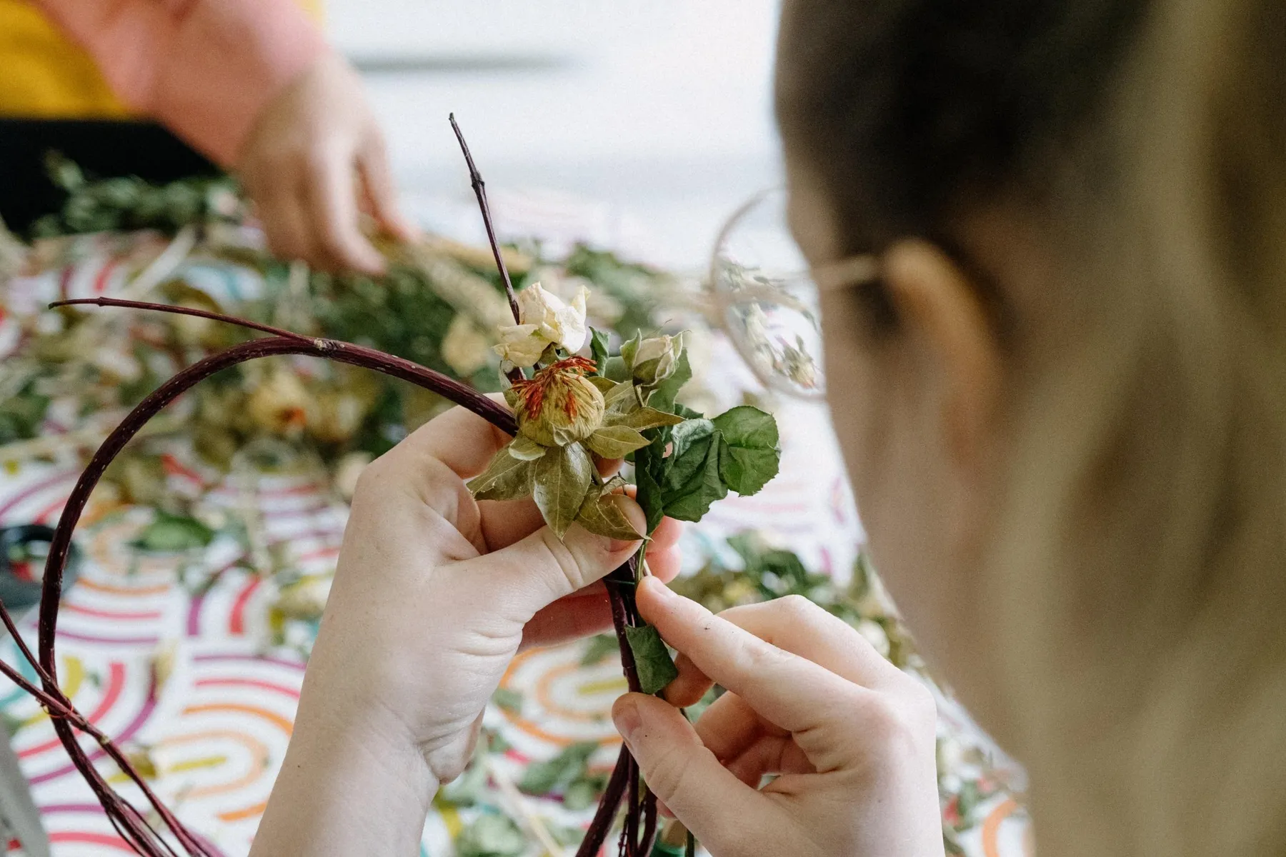 Réalisez votre couronne de fleurs séchées de saison avec Evelyne - Image n°5 - Wecandoo