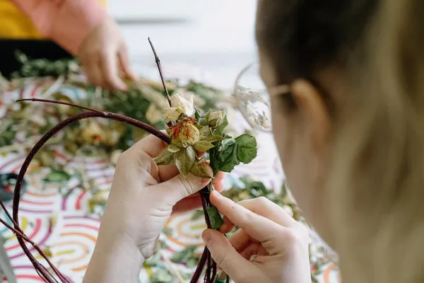 Réalisez votre couronne de fleurs séchées de saison avec Evelyne - Image n°5 - Wecandoo