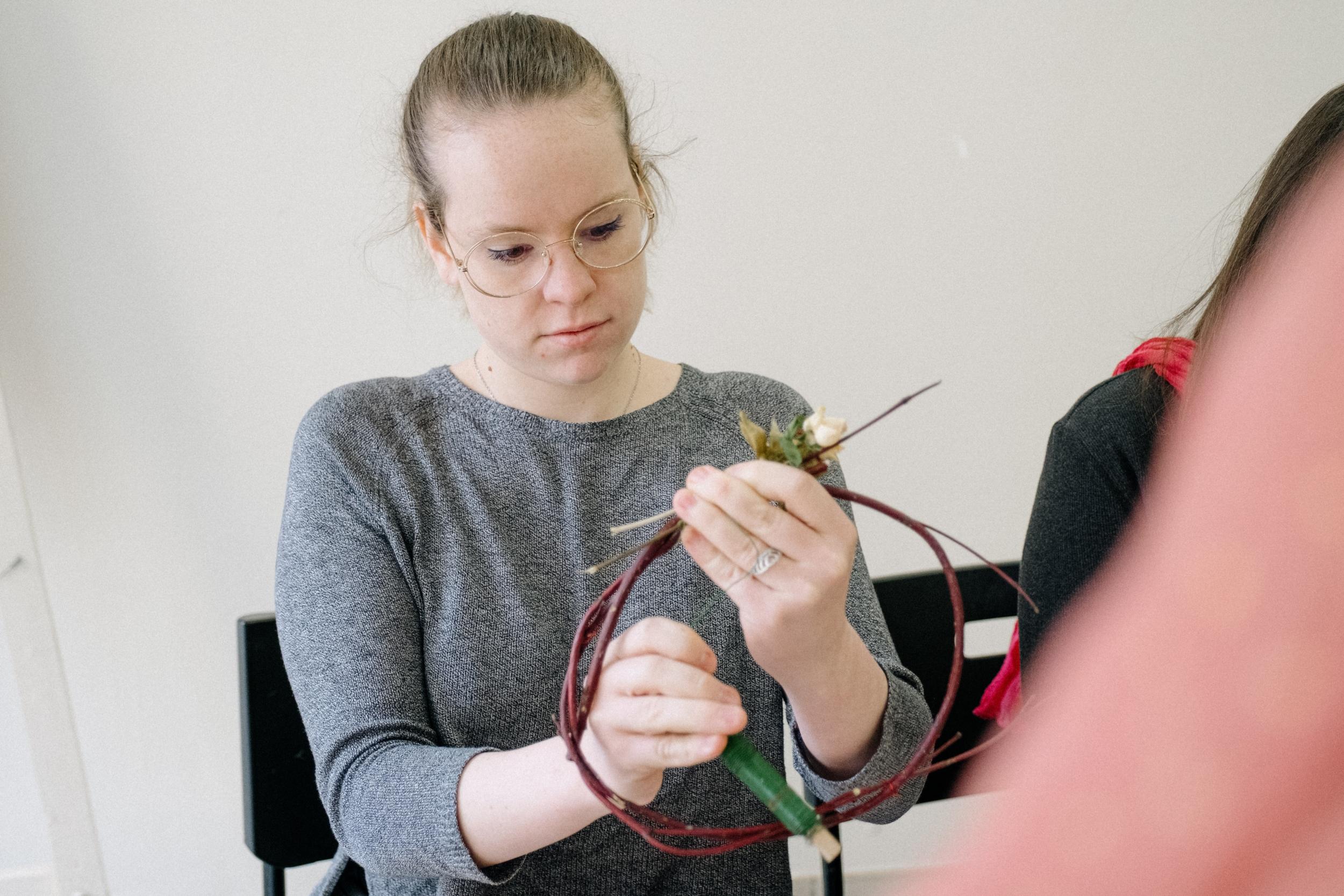 Wecandoo - Réalisez votre couronne de fleurs séchées de saison avec Evelyne - Image n°2
