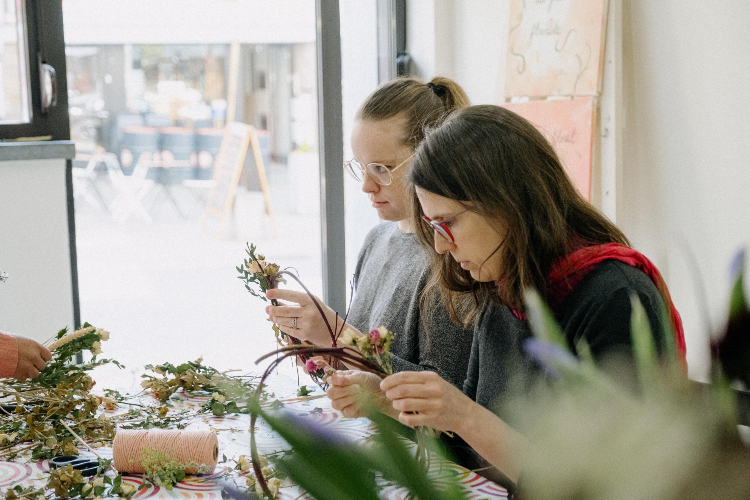 Wecandoo - Réalisez votre couronne de fleurs séchées de saison avec Evelyne - Image n°3