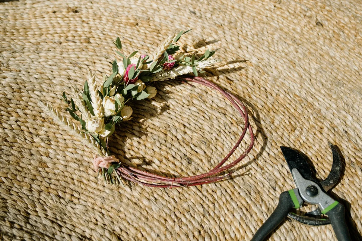 Réalisez votre couronne de fleurs séchées de saison