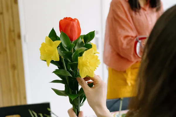 Créez votre bouquet de fleurs fraîches avec Evelyne - Image n°2 - Wecandoo