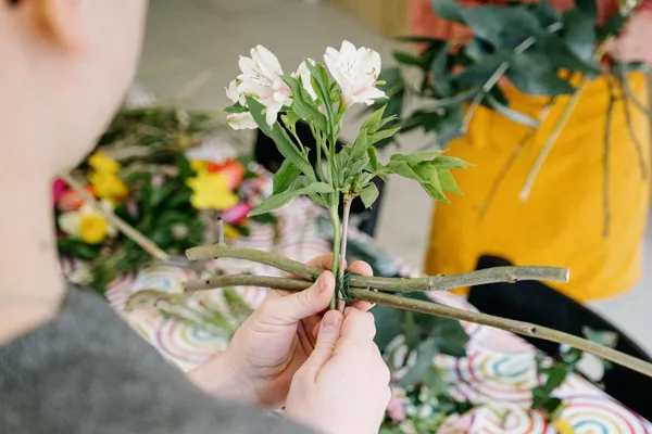 Composez votre création unique à base de fleurs avec Evelyne - Image n°5 - Wecandoo