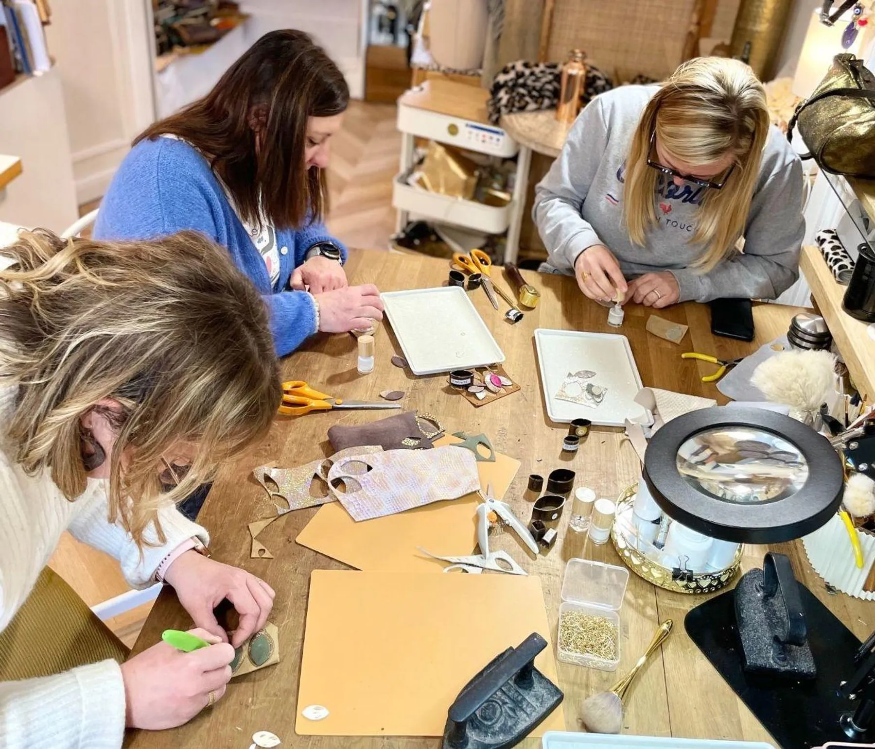 Réalisez votre bijou en cuir avec Virginie - Image n°2 - Wecandoo