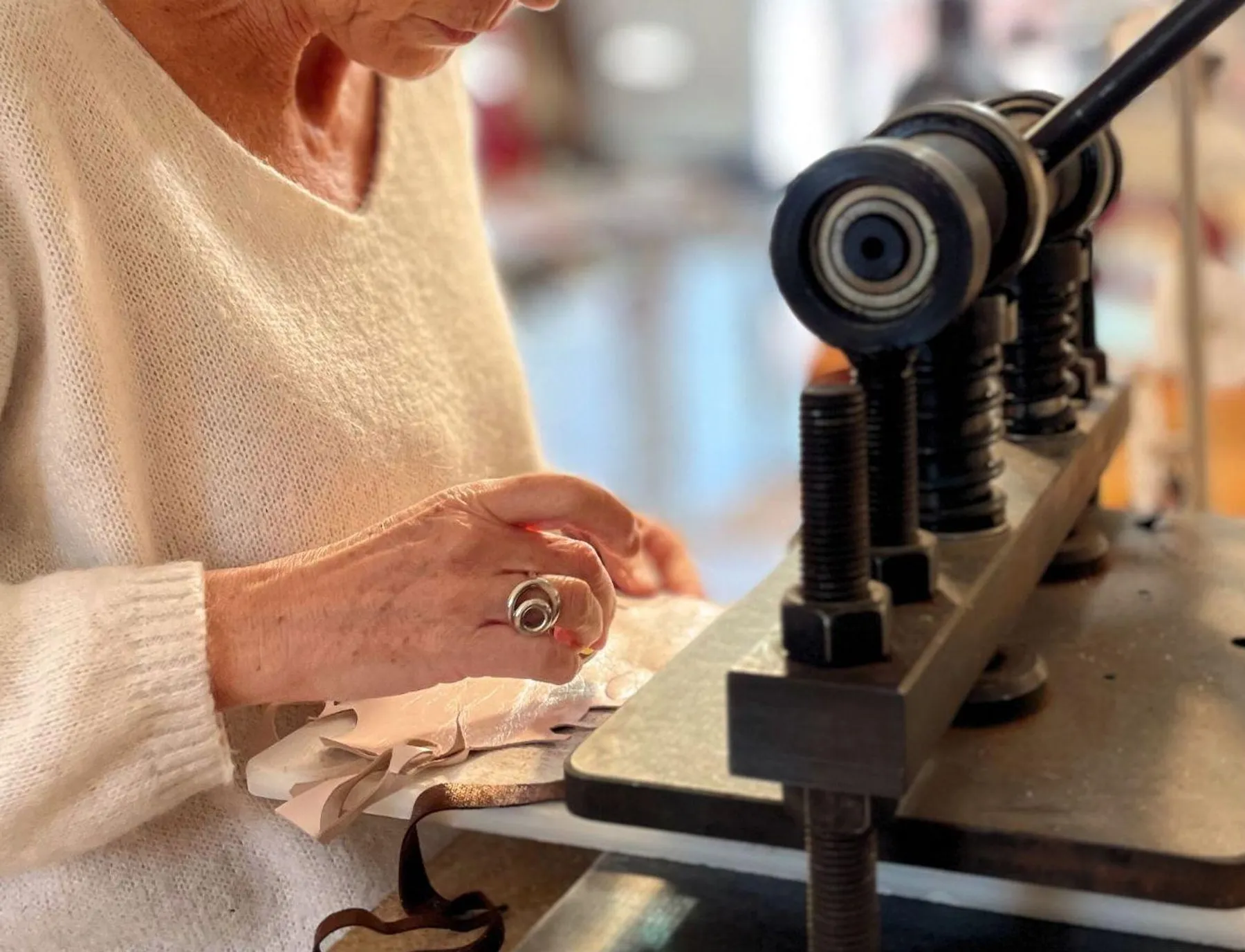 Réalisez votre bijou en cuir avec Virginie - Image n°4 - Wecandoo