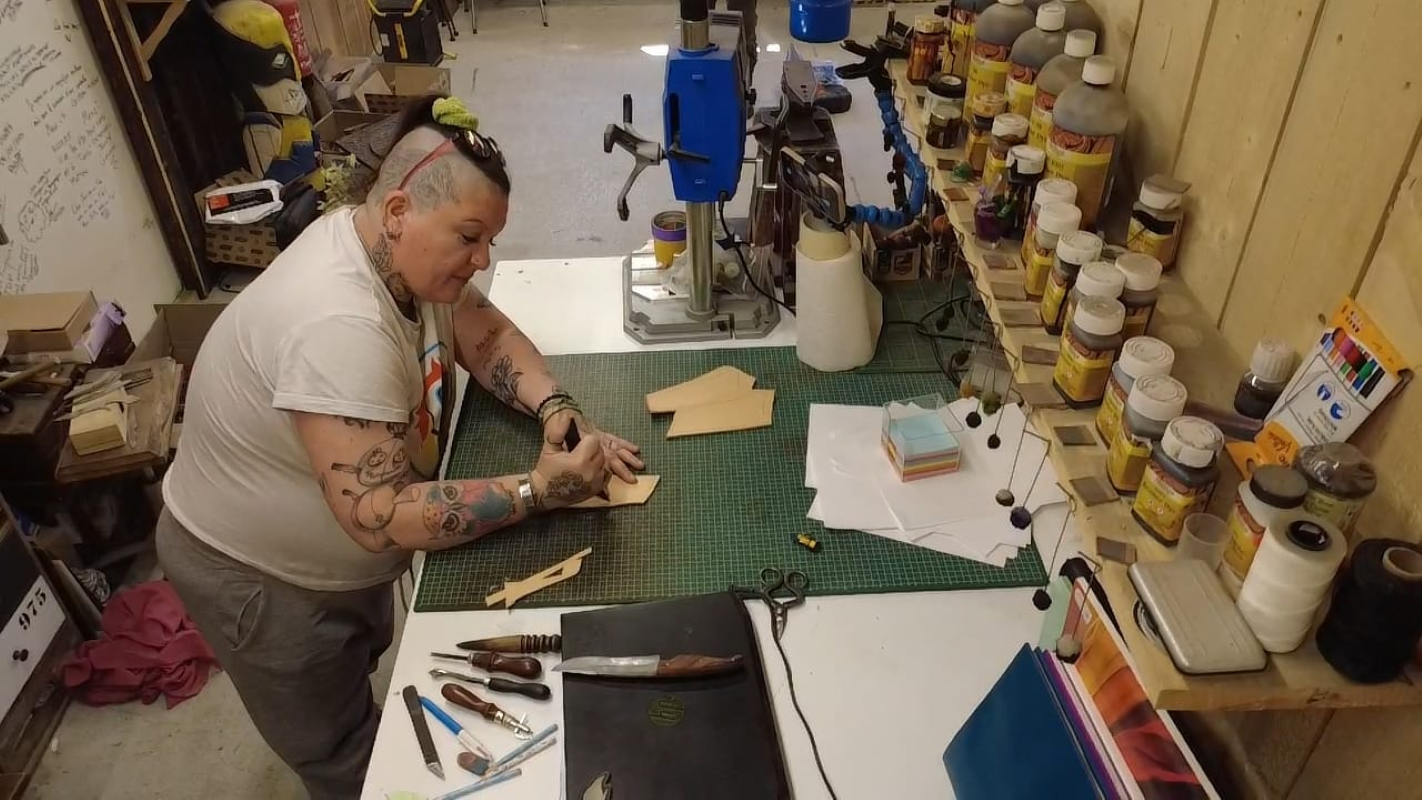 Wecandoo - Réalisez un étui en cuir pour votre couteau avec Julien - Image n°4