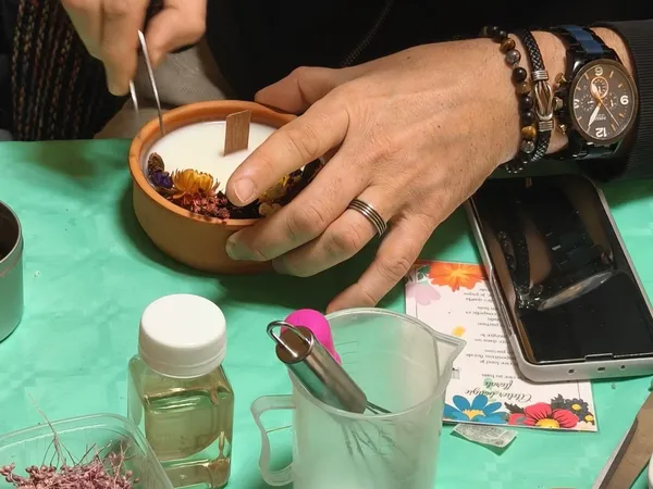 Créez votre bougie fleurie en duo avec votre enfant, accompagnés par Claire - Image n°2 - Wecandoo