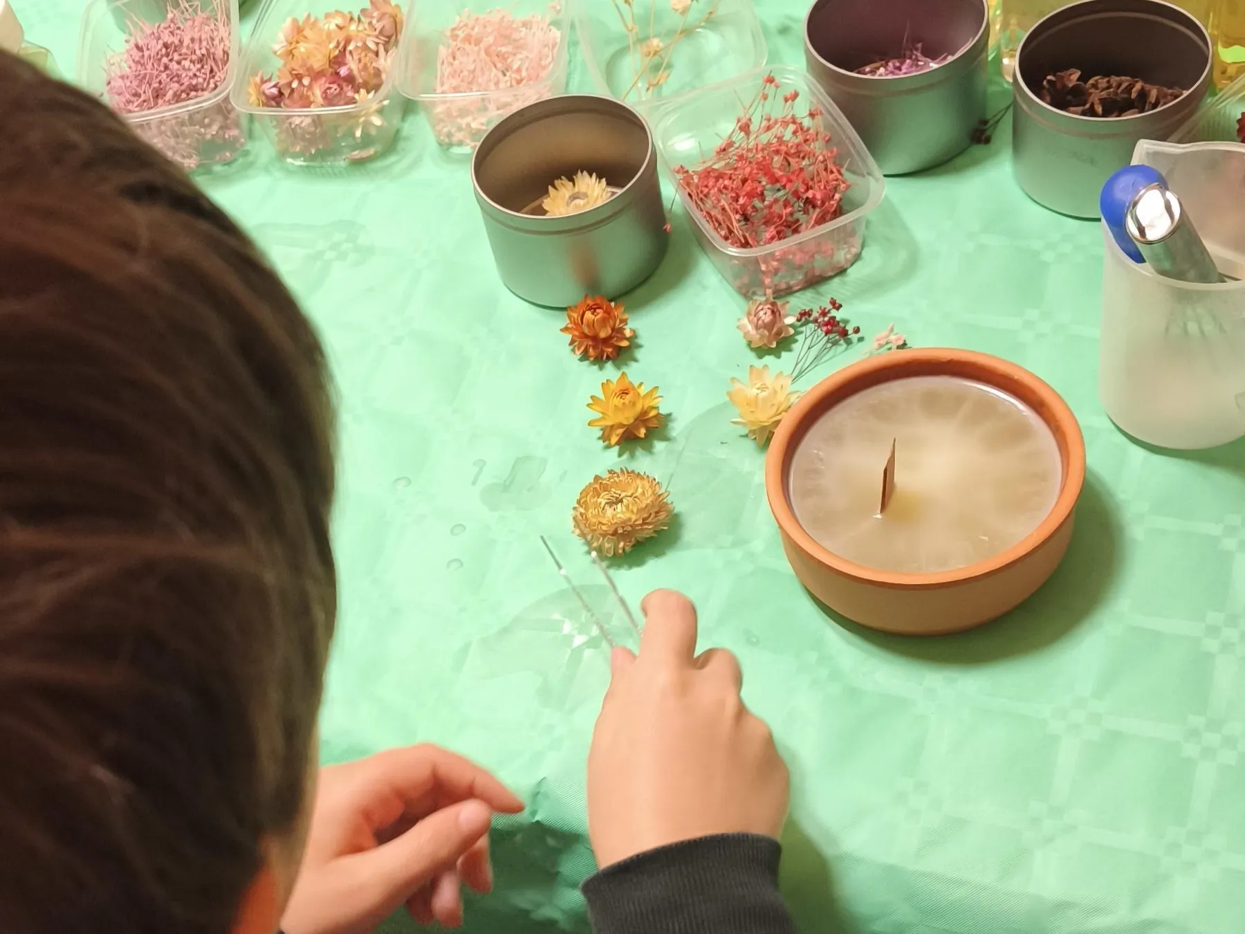 Créez votre bougie fleurie en duo avec votre enfant, accompagnés par Claire - Image n°3 - Wecandoo