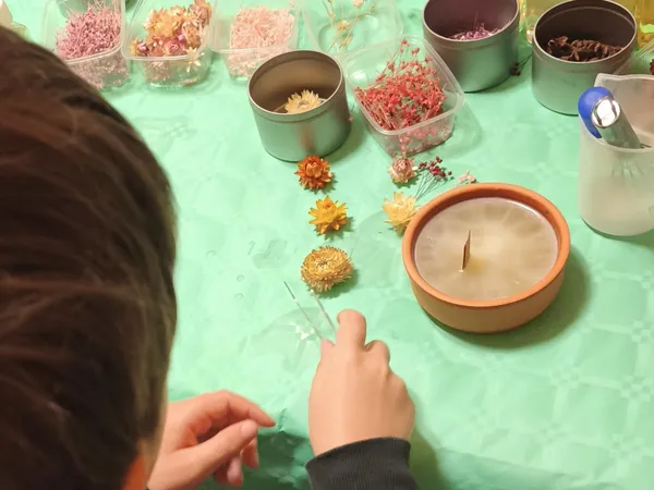 Créez votre bougie fleurie en duo avec votre enfant, accompagnés par Claire - Image n°3 - Wecandoo