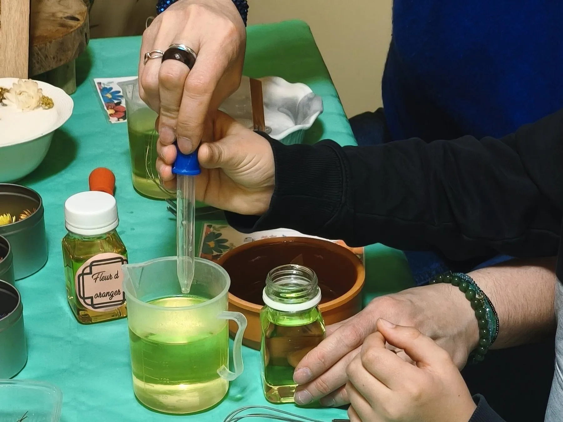 Créez votre bougie fleurie en duo avec votre enfant, accompagnés par Claire - Image n°4 - Wecandoo