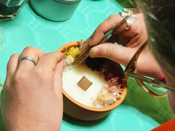 Créez votre bougie fleurie en duo avec votre enfant
