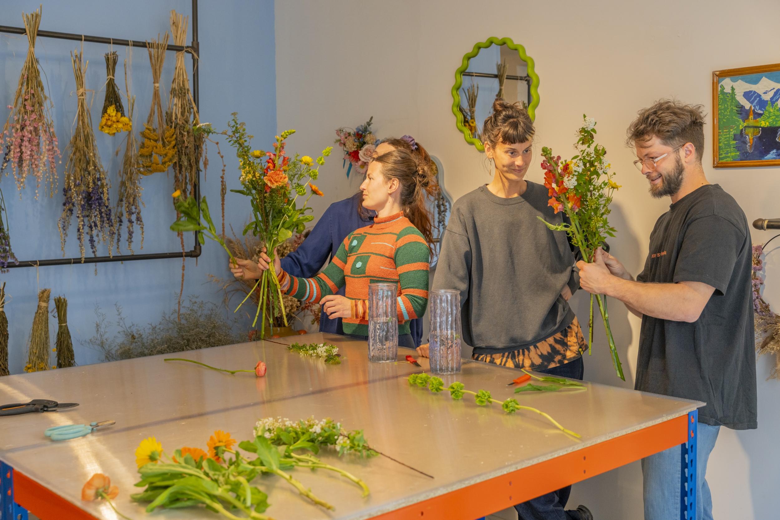 Wecandoo - Réalisez votre incroyable bouquet de fleurs locales et de saison avec Capucine et Harmony - Image n°6