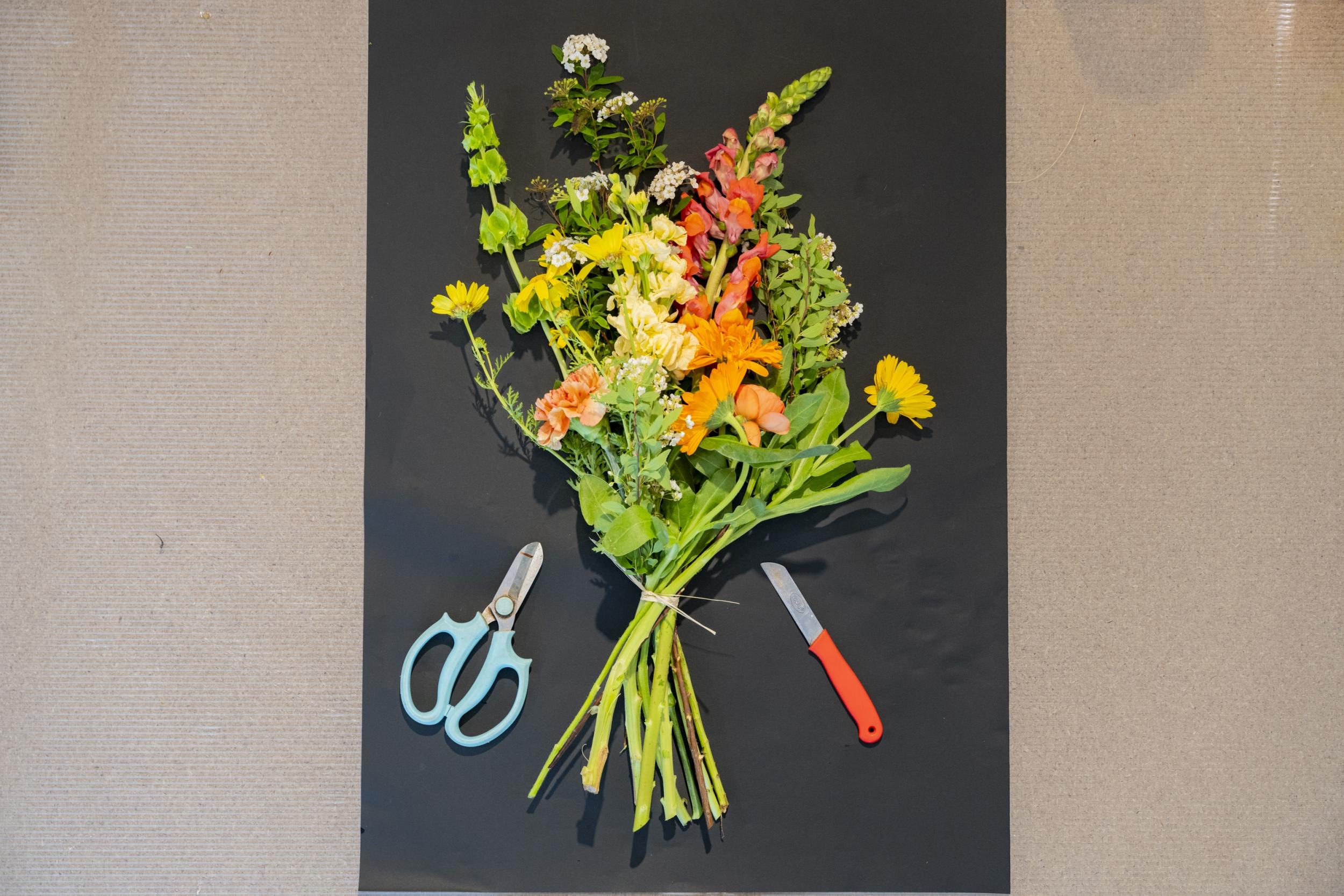 Wecandoo - Réalisez votre incroyable bouquet de fleurs locales et de saison avec Capucine et Harmony - Image n°4