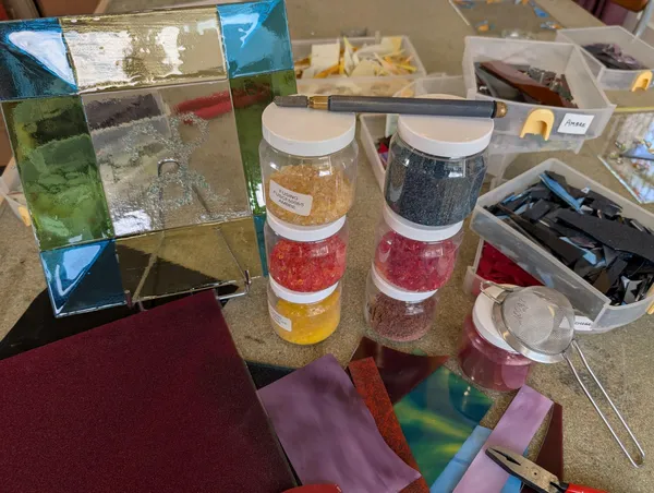 Réalisez votre plat en verre au fusing avec Brigitte - Image n°2 - Wecandoo