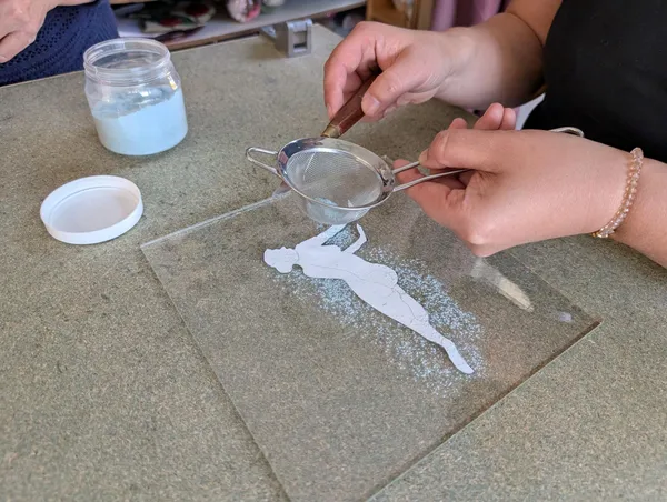 Réalisez votre plat en verre au fusing avec Brigitte - Image n°3 - Wecandoo