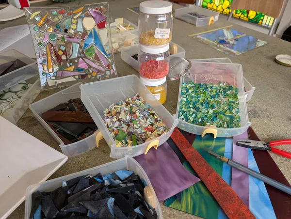 Réalisez et décorez vos assiettes en verre en famille avec Brigitte - Image n°3 - Wecandoo