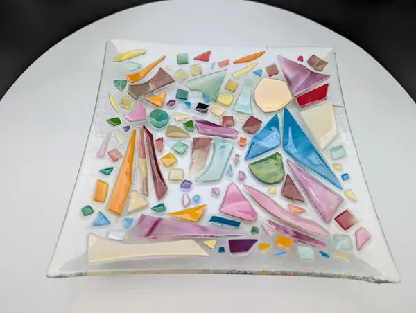 Réalisez et décorez vos assiettes en verre en famille avec Brigitte - Image n°4 - Wecandoo