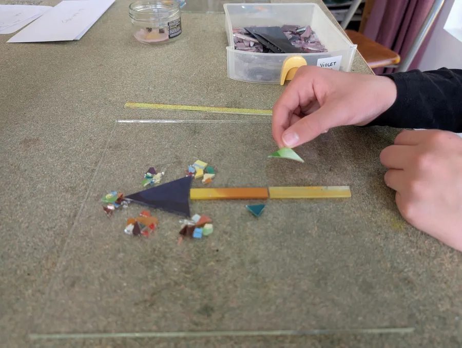 Réalisez et décorez vos assiettes en verre en famille avec Brigitte - Image n°1 - Wecandoo